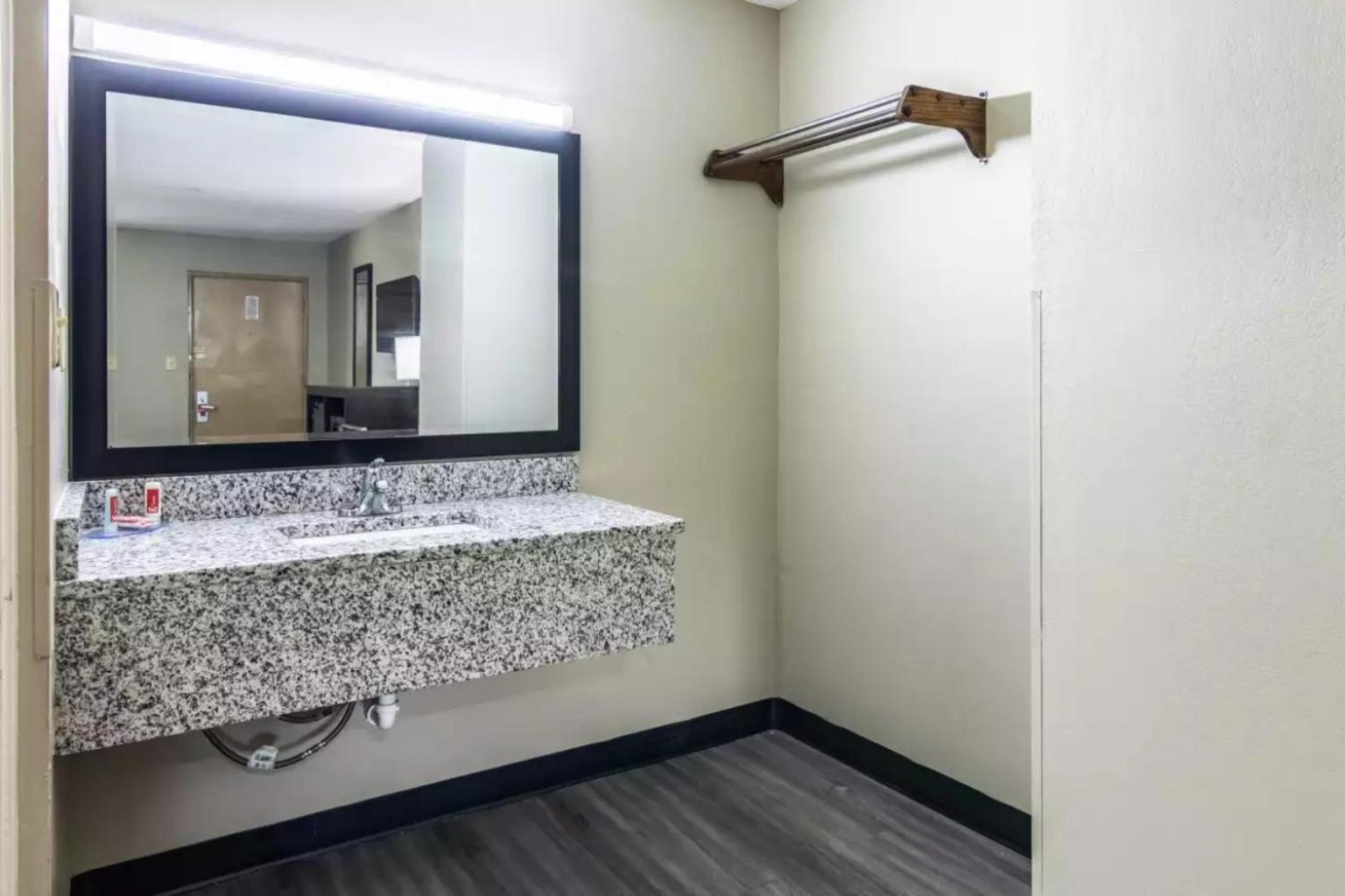 Americas Best Value Inn Опелика Экстерьер фото