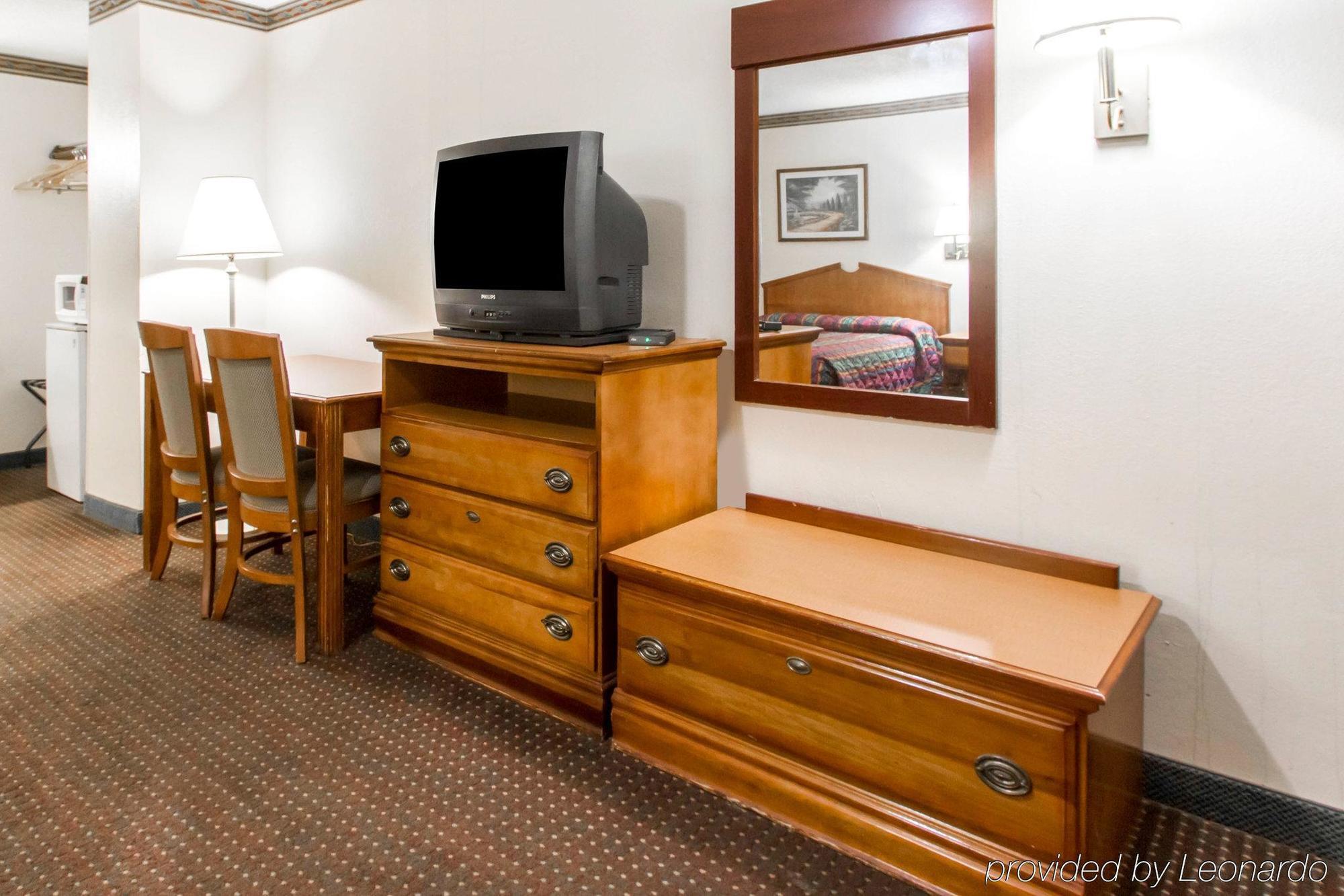 Americas Best Value Inn Опелика Экстерьер фото