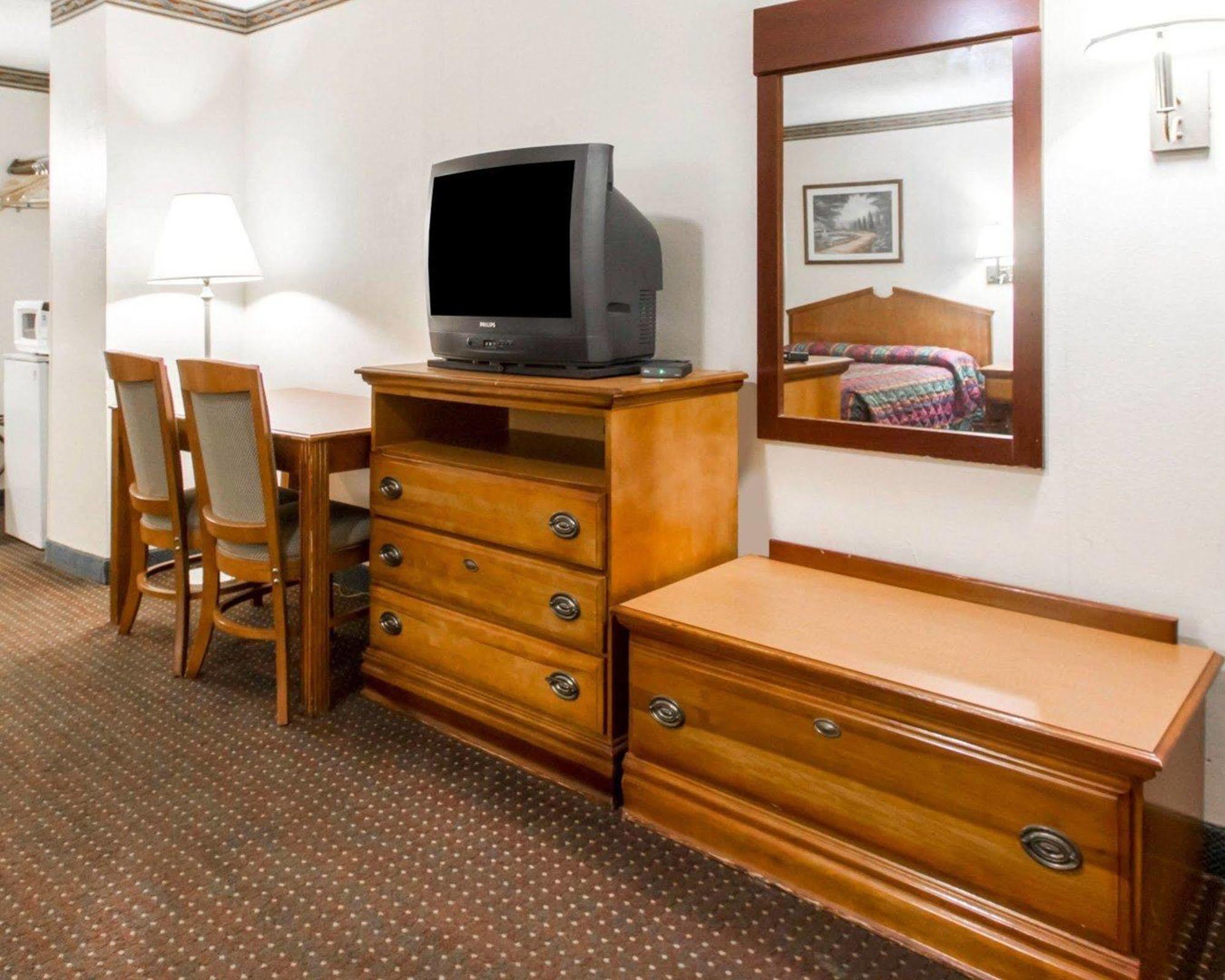 Americas Best Value Inn Опелика Экстерьер фото